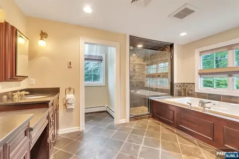 381 Pinewood Drive Wyckoff NJ 07481