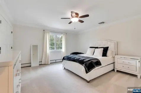 381 Pinewood Drive Wyckoff NJ 07481
