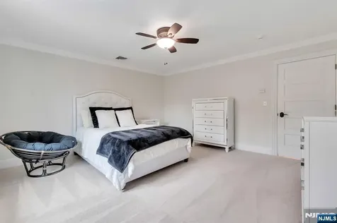 381 Pinewood Drive Wyckoff NJ 07481