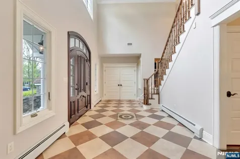 381 Pinewood Drive Wyckoff NJ 07481