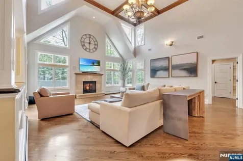 381 Pinewood Drive Wyckoff NJ 07481