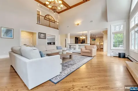 381 Pinewood Drive Wyckoff NJ 07481