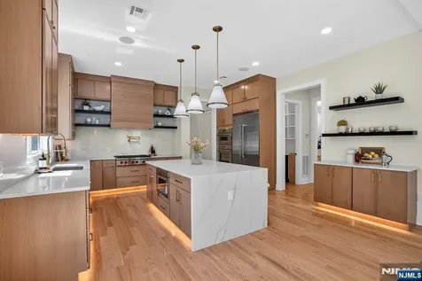 81 Ridge Drive Livingston NJ 07039