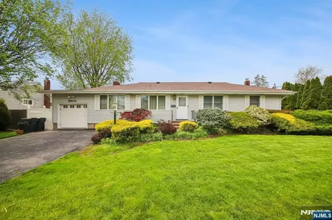 82 Seminary Street Bergenfield NJ 07621