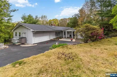 6 Seabert Lane Kinnelon Borough NJ 07405