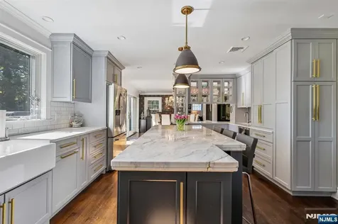 23 Greenview Way Montclair NJ 07043