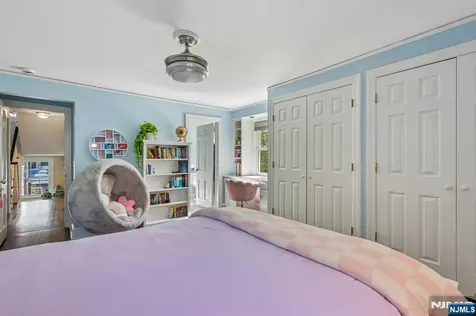 23 Greenview Way Montclair NJ 07043