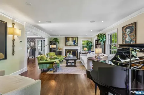 23 Greenview Way Montclair NJ 07043
