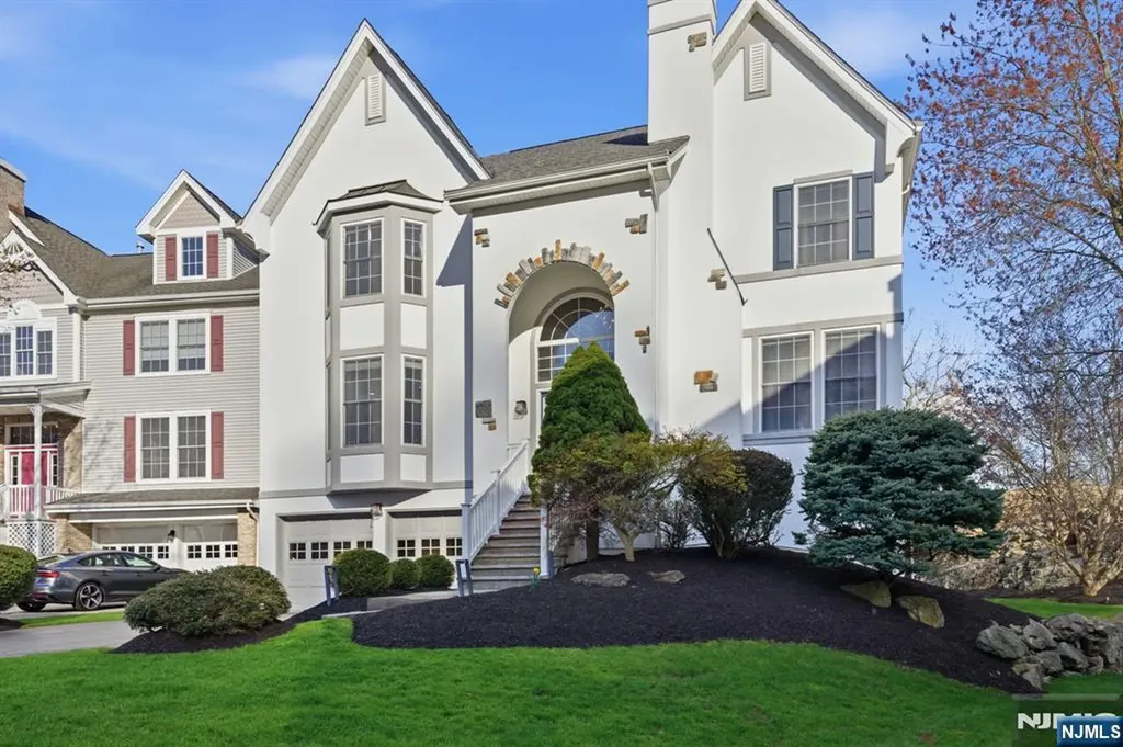 22 Falling Waters Oakland NJ 07436