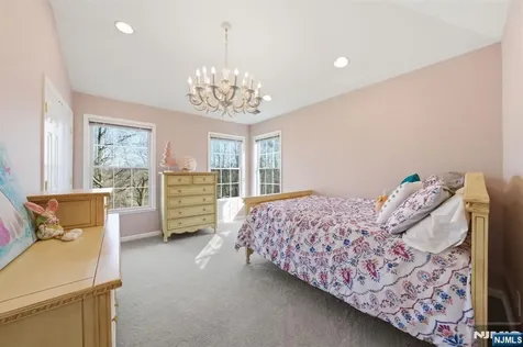 22 Falling Waters Oakland NJ 07436
