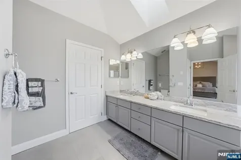22 Falling Waters Oakland NJ 07436