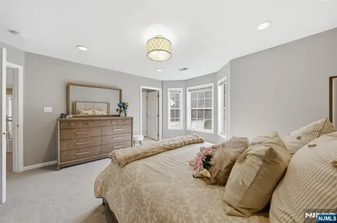22 Falling Waters Oakland NJ 07436
