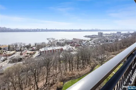4 Horizon Road Fort Lee NJ 07024