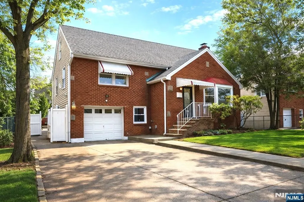 86 Howland Avenue Teaneck NJ 07666