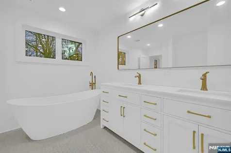 42 Charles Street Livingston NJ 07039