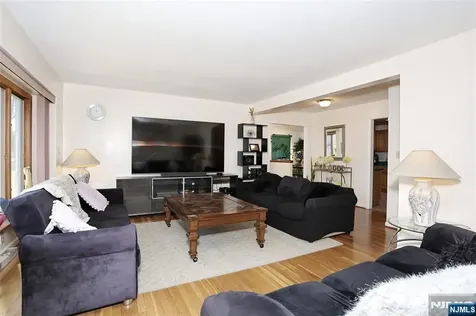 383 Congress Street New Milford NJ 07646