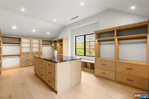 320 Spencer Place Paramus NJ 07652