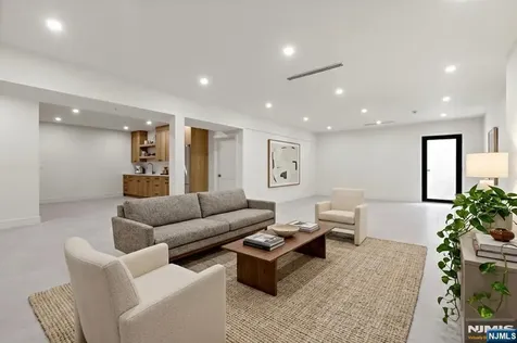 320 Spencer Place Paramus NJ 07652
