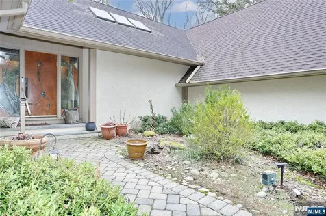 8 Red Rock Trail Saddle River NJ 07458