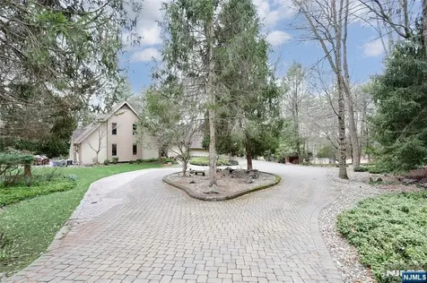 8 Red Rock Trail Saddle River NJ 07458
