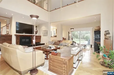 8 Red Rock Trail Saddle River NJ 07458