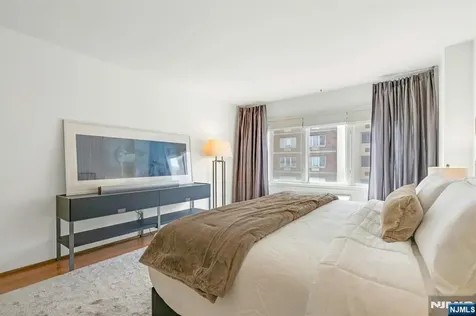 3219 City Place Edgewater NJ 07020