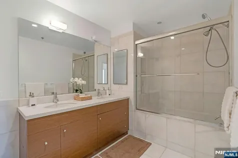 3219 City Place Edgewater NJ 07020