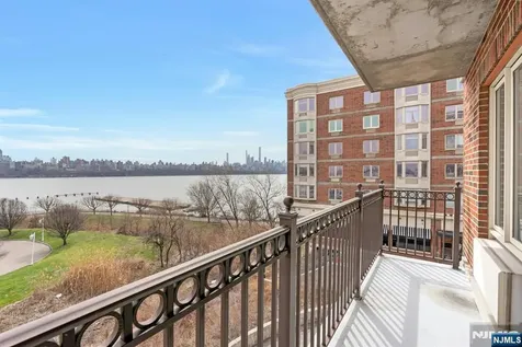 3219 City Place Edgewater NJ 07020