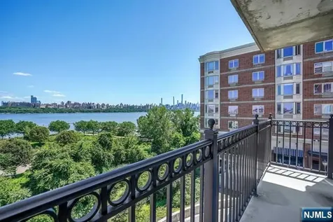 3219 City Place Edgewater NJ 07020