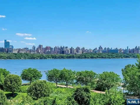 3219 City Place Edgewater NJ 07020