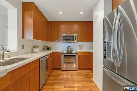 3219 City Place Edgewater NJ 07020