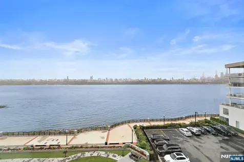 9 Somerset Lane Edgewater NJ 07020
