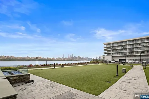 9 Somerset Lane Edgewater NJ 07020