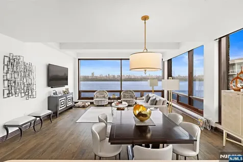 9 Somerset Lane Edgewater NJ 07020