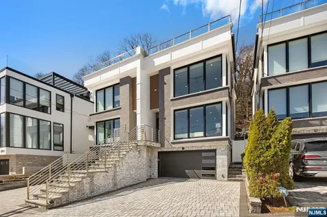 504 Undercliff Avenue Edgewater NJ 07020
