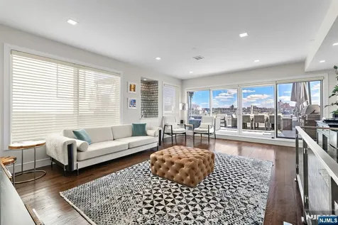 504 Undercliff Avenue Edgewater NJ 07020