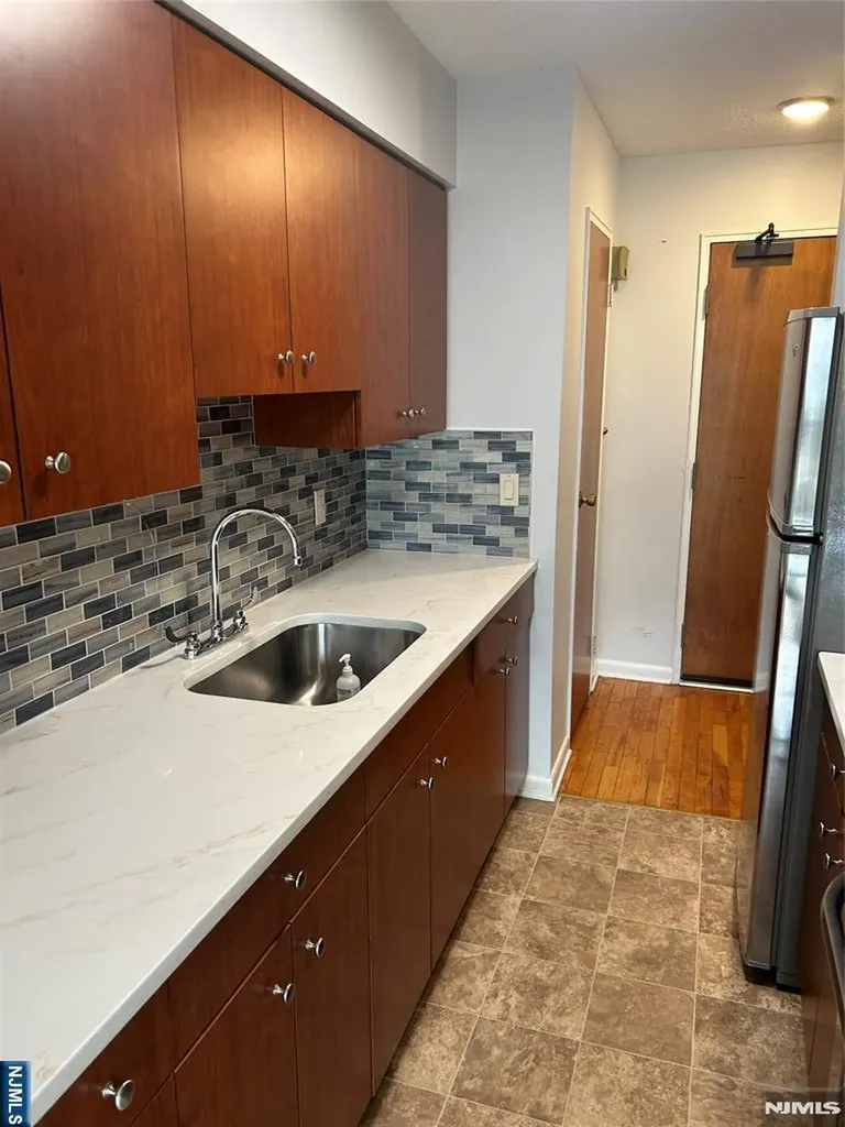 148 Undercliff Avenue Edgewater NJ 07020