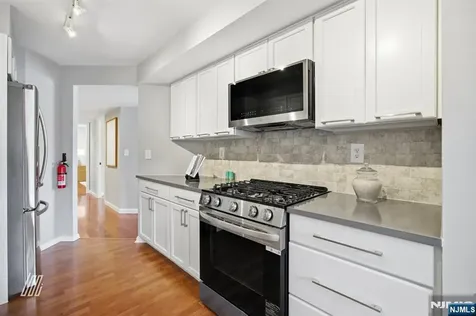 504 Nelson Court Edgewater NJ 07020