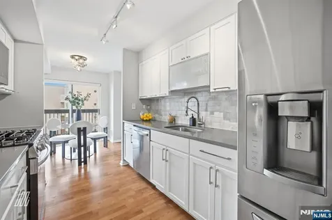 504 Nelson Court Edgewater NJ 07020