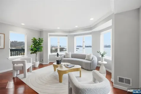 504 Nelson Court Edgewater NJ 07020