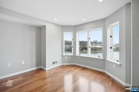 504 Nelson Court Edgewater NJ 07020