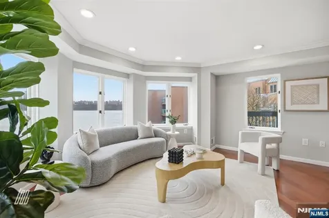 504 Nelson Court Edgewater NJ 07020