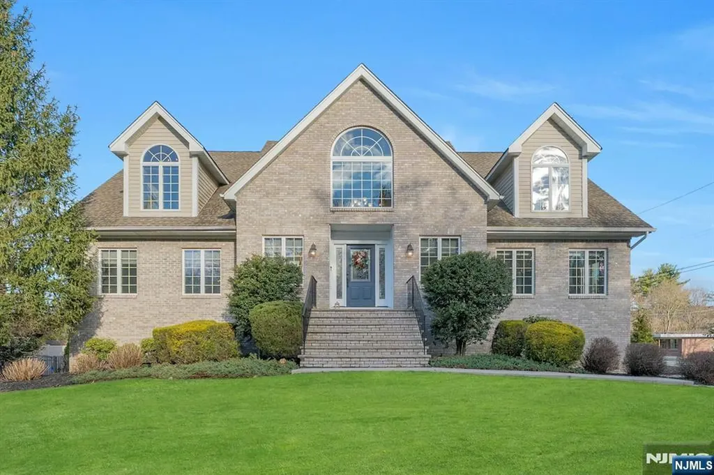 1 Laurel Court Oakland NJ 07436