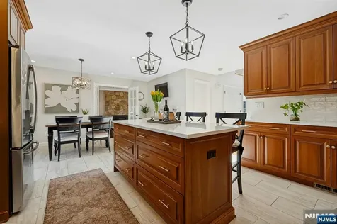 1 Laurel Court Oakland NJ 07436