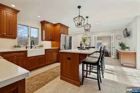 1 Laurel Court Oakland NJ 07436