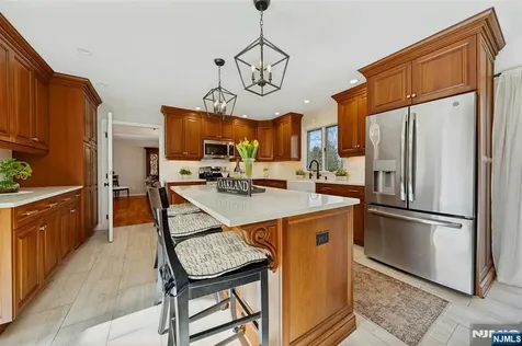 1 Laurel Court Oakland NJ 07436