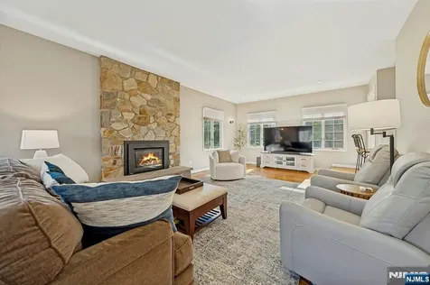 1 Laurel Court Oakland NJ 07436