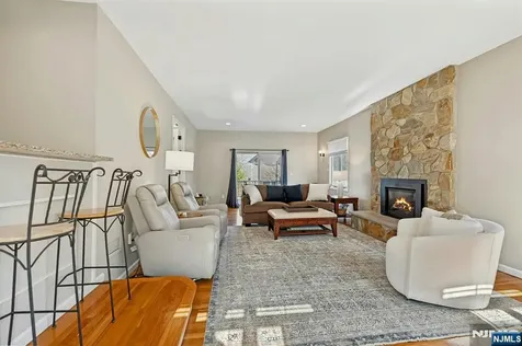 1 Laurel Court Oakland NJ 07436