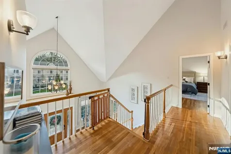 1 Laurel Court Oakland NJ 07436