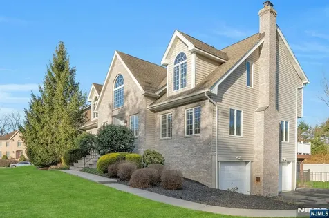 1 Laurel Court Oakland NJ 07436